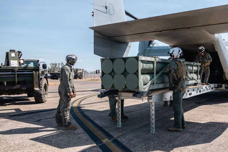 美軍演練為「海馬士」空中快遞 魚鷹機空投火箭彈彈艙深入敵後