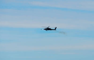 【影】25公里視距外射程警告俄軍 美阿帕契直升機在歐首射長釘飛彈