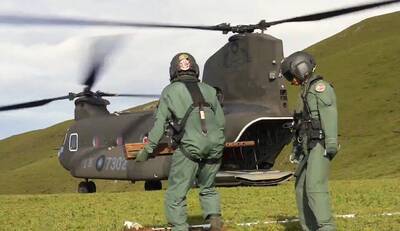 【影】80年前美軍機墜毀三叉山 陸航CH-47降落嘉明湖運B-24殘骸