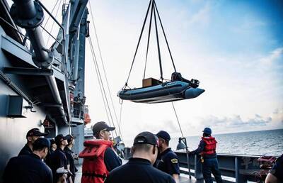 2萬噸磐石艦首度停泊太平島碼頭 官兵操駕小艇先探路