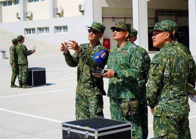 這裡從中將到官兵都有練無人機 陸軍司令呂坤修視導馬祖前線