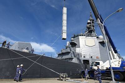 【影】為「戰斧」飛彈部署暖身 日「鳥海號」護衛艦先練模擬裝填