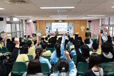 172萬人次參與國防部網路有獎答題  《全民國防手冊》首度入題