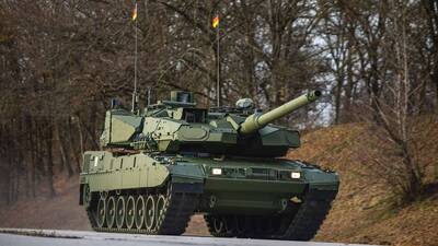 【影】時隔33年再獲新血 德軍首輛裝有主動防禦系統的豹2A8戰車出廠了