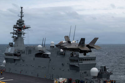 美F-35B戰機再落日「加賀號」準航艦 這次魚鷹機也跟著上甲板