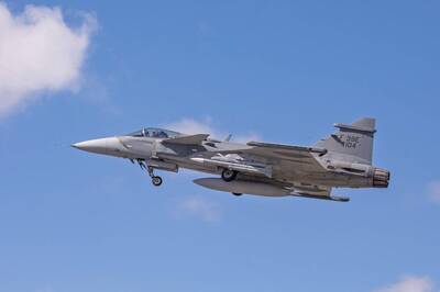 【影】巴西空軍獅鷲E戰機首射「流星」飛彈 驗證超視距戰力