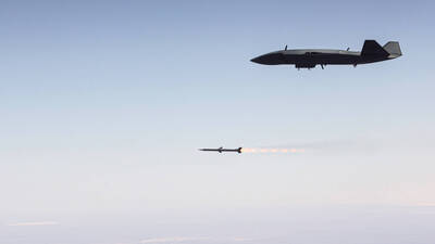 【有片】對尬土國「紅蘋果」 MQ-28無人機首射AIM-120飛彈擊落靶機