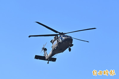 震撼！UH-60M 黑鷹直升機 高雄駁二滯空懸停演練