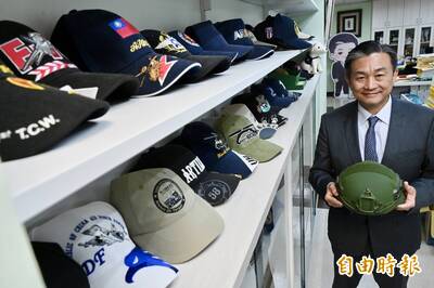 拜「樂山大佛」、體驗海馬士 走遍全國部隊的王定宇築了「帽子牆」