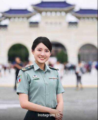 「最美政戰士」自曝是制服控  葉采青私服照美到令人不可逼視