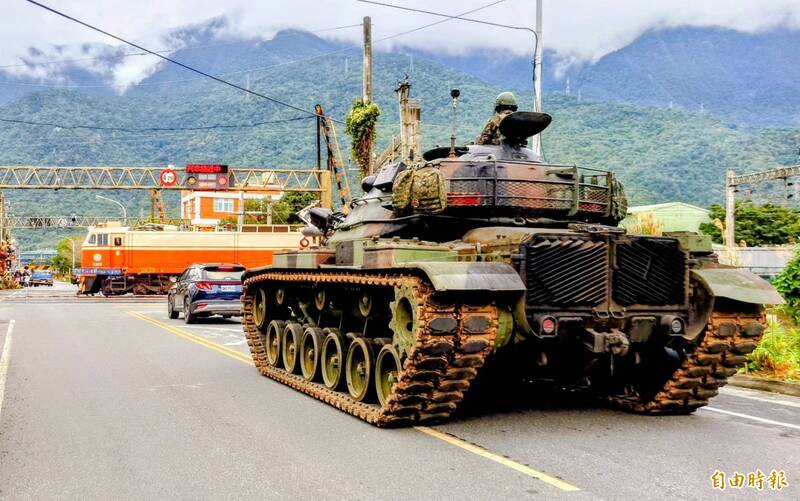 霸氣戰車過平交道也要停看聽 戰鬥車輛平時同守交通規則