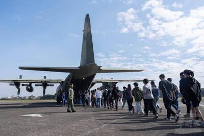 同乘C-130運輸機戰術飛行體驗  青年寒戰營學員哇哇叫太興奮！