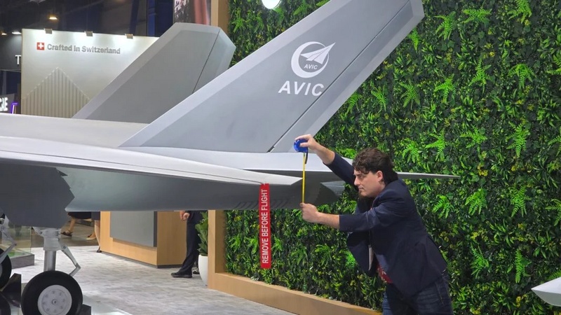 挺台軍火商拿捲尺量殲-35模型！當場質疑戰力 中國官媒氣炸反擊