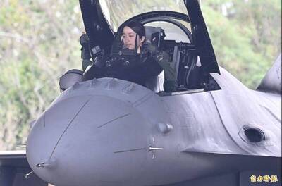 F-16女飛官陳怡慈再次亮相  合影對象竟是立委蔡易餘