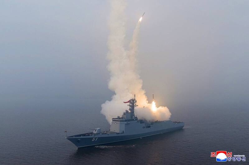 海基飛彈試射畫面曝！金正恩視察北韓5000噸級新型驅逐艦