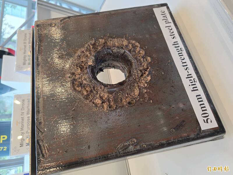 首秀穿甲火力！台美「勁蜂四」無人機掛載彈頭 貫穿5公分高強度鋼板