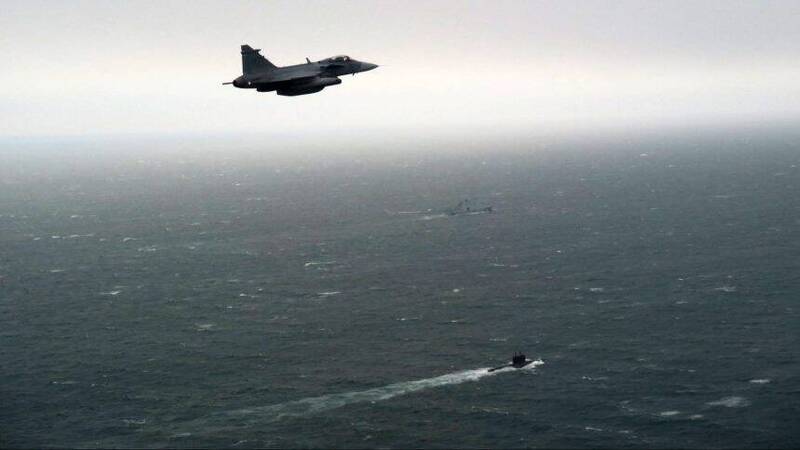 俄潛艦一浮上海面就被盯上！瑞典戰機空中貼身監控畫面曝