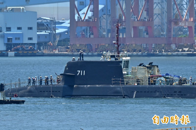 不畏國防預算攻防 海鯤號潛艦現身碼頭將展開耐航測試