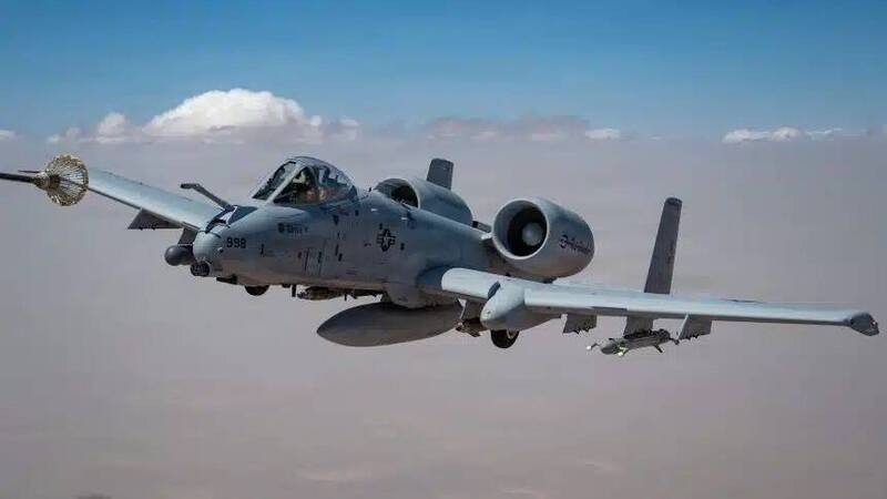 美軍快退役的A-10攻擊機掛「憤怒小貓」電戰吊艙 加裝空中加油探管