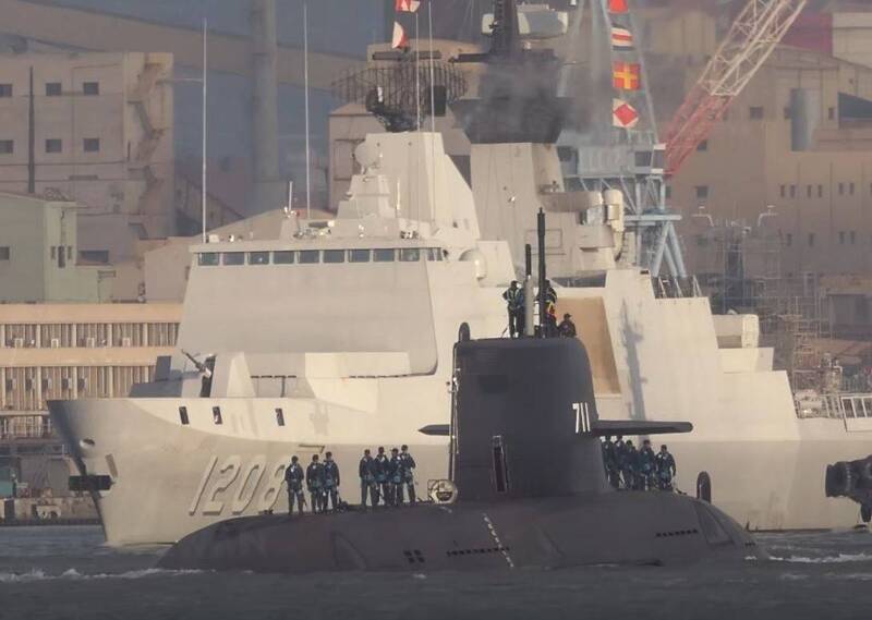 台灣海軍新世代戰力！海鯤號、承德號交會 2大未來主力經典同框