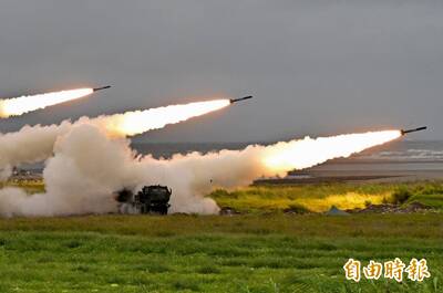 海馬士西岸射擊！陸軍十軍團驗證射擊 「穿雲箭」多管齊發超震撼