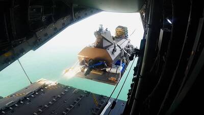英海軍「空投」無人艇 世界首創快速部署