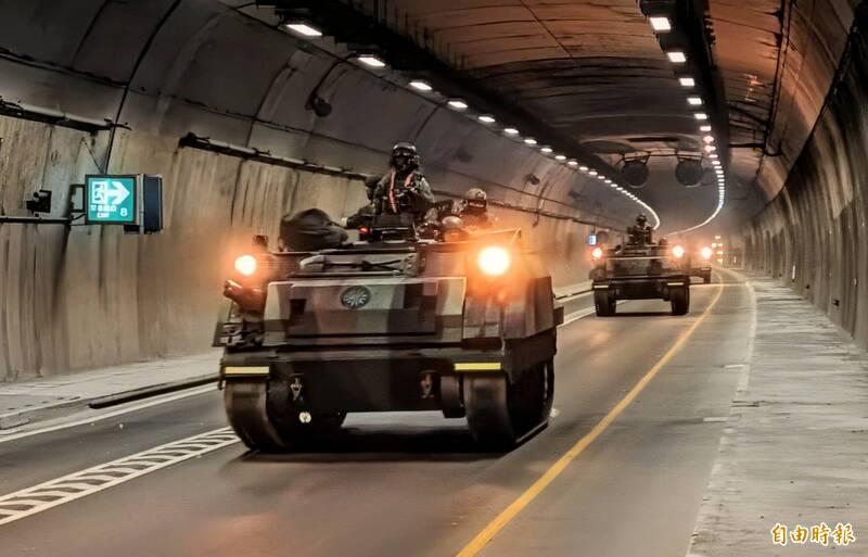 獨家》首度「跨區增援」成功  花防部聯兵營戰甲砲車跨夜駛抵宜蘭