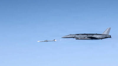 美忠誠僚機首實彈測試 YFQ-44A成功發射AIM-120飛彈