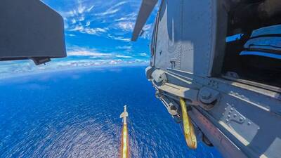 不只軍艦、無人艇能靶船打沉！環太軍演4型直升機齊射飛彈轟靶艦