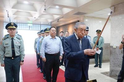 感謝守護國軍五指山公墓安全  鍾樹明、呂坤修上將偕李棟樑慰問官兵