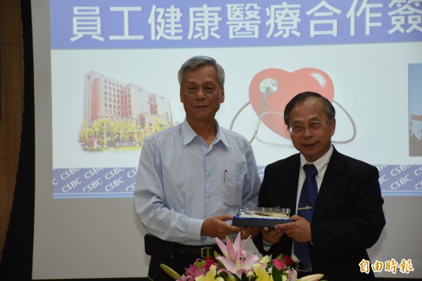陳豊霖（左）與侯明鋒（右）分別代表台船公司、小港醫院，簽署健康醫療合作計畫。（記者洪定宏攝）
