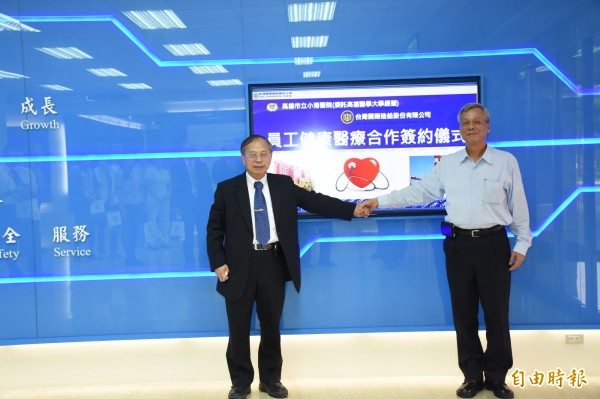 侯明鋒（左）與陳豊霖（右）手拉手，象徵共同守護台船員工健康。（記者洪定宏攝）