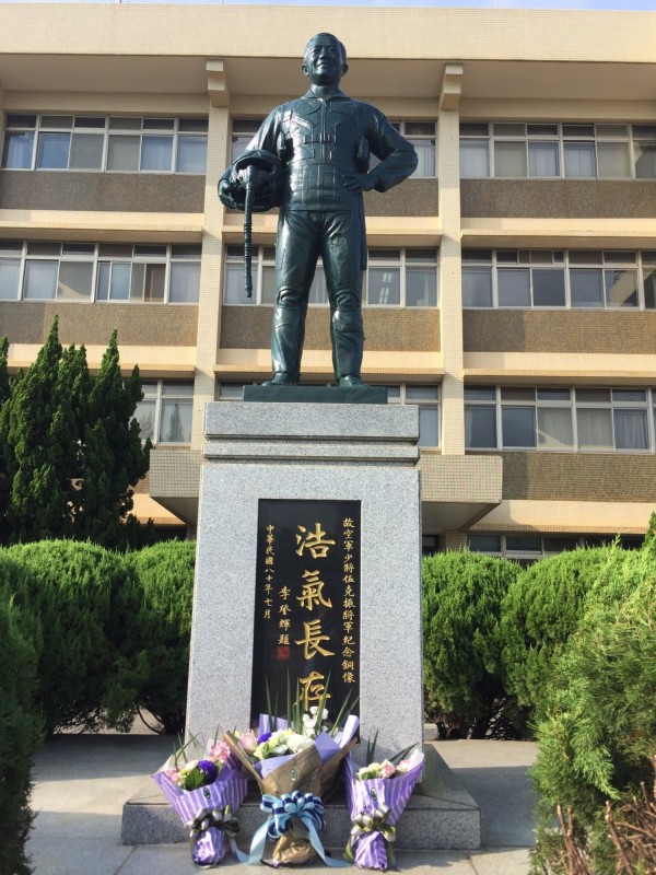 豎立在漢翔公司園區內的伍克振將軍塑像。（漢翔公司提供）