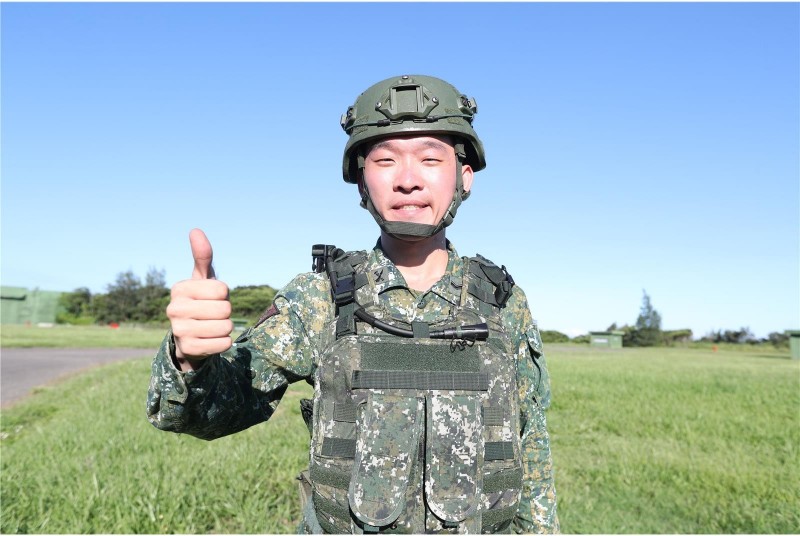 火箭營士官杜泊學說，坐在火箭車內，「就像坐雲霄飛車般，車子宛如快被掀翻的感覺！」。（圖：青年日報提供）

