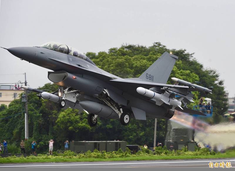 美國若售台AGM-84H/K SLAM-ER空對地飛彈，可由F-16戰機掛載執行任務。圖為空軍F-16戰機在高速公路戰備道降演練。（資料照）