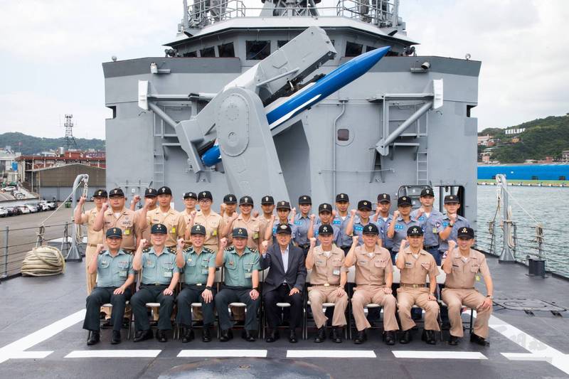 台海軍情》嚴德發視察海軍艦隊軍艦不秀「戰彈」改掛「訓練彈」 - 自由