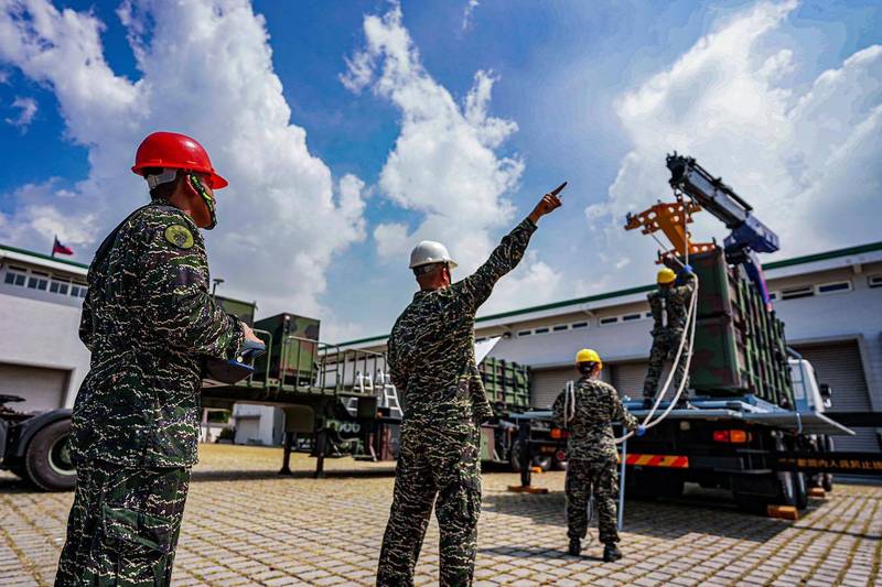 海軍海鋒大隊進行雄風飛彈機動部署演練，並由官兵進行飛彈發射箱的吊掛補給。（圖：取自中華民國海軍臉書專頁）