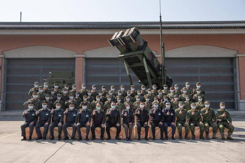 總統蔡英文日前與空軍防空飛彈部隊官兵代表，並在愛國者三型飛彈前合影。（軍聞社提供）