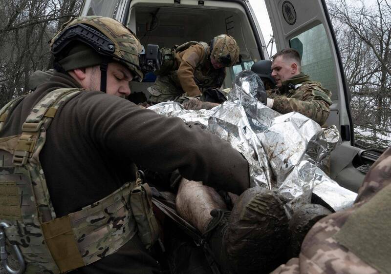 巴赫姆特前線的烏軍醫療單位正準備後送一名受傷的烏軍士兵。（法新社）