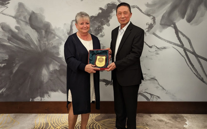 Zuzana Kročová准將訪台期間與國防大學劉志斌上將合影。（翻攝捷克國防大學網站）