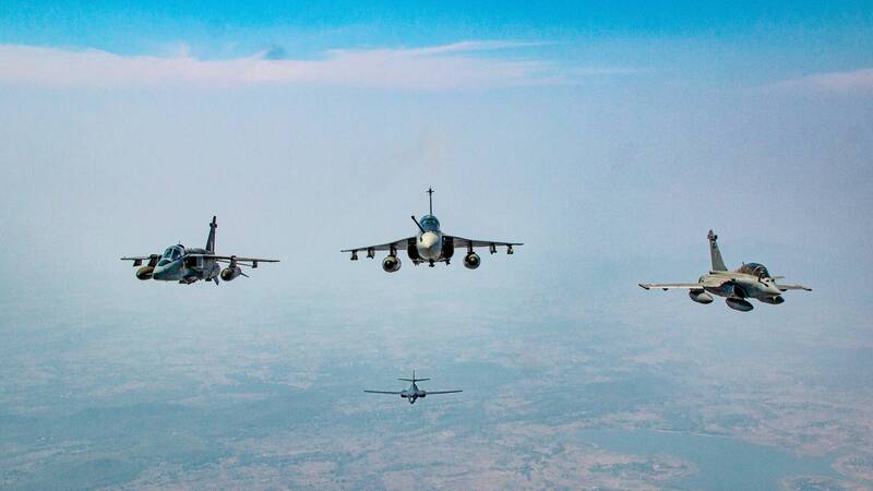 印度空軍派遣的3架戰鬥機，分別是美洲豹、光輝和飆風，背景則有一架B-1B。（圖片擷取自推特Indian Air Force）