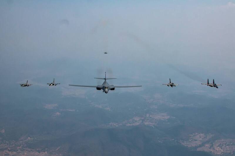美軍史上首次派遣B-1B戰略轟炸機參與「對抗印度 2023」聯合軍事演習。（圖片擷取自推特Indian Air Force）