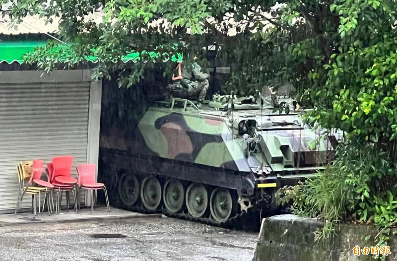 CM-21甲車躲入市場攤位內，準備實施偽裝。（記者游太郎攝）
