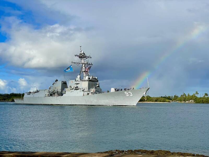 美國海軍驅逐艦DDG-93鐘雲艦及我海軍艦艇於鵝鑾鼻附近海域監控中共山東艦。圖為美國海軍鍾雲號驅逐艦在今年1月通過台灣海峽。（圖擷取自臉書「USS CHUNG-HOON （DDG 93）」）