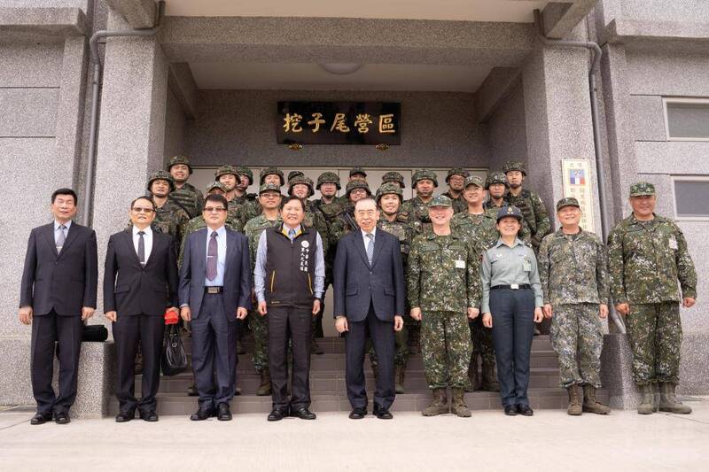 李棟樑昨天率團慰問陸軍關指部所屬連隊，並與官兵合影。（圖：軍聞社提供）