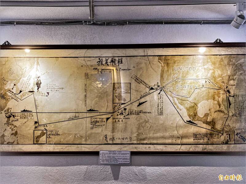 海軍司令部戰史陳列室一張手繪圖，記錄太和、太倉軍艦的接艦過程，以及兜轉半個地球的遙遠路途，更道盡接艦官兵五味雜陳的心情寫照。（記者涂鉅旻攝）
