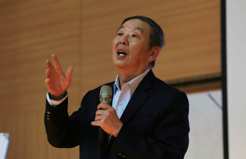 黃曙光強調台灣要先武裝好自己，並透露首艘潛艦國造可望於今年9月下水。（中山大學提供）