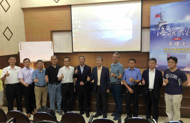 黃曙光到中山大學演講，期盼中山共同投入水下載具研發技術，為台灣水下科研盡心力。（中山大學提供）