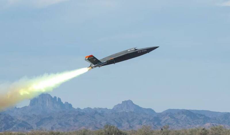 XQ-58無人機能無須依賴跑道即可操作，起降僅需使用助推器從固定支架發射並再通過降落傘回收即可。（圖片擷取自美國空軍）