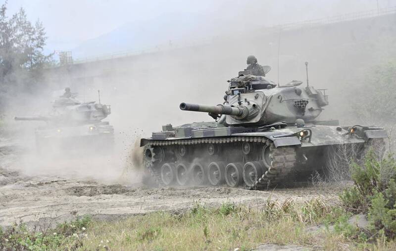 國軍M60A3以05式兩棲登陸戰車為假想對手。（圖片擷取自中華民國海軍臉書）